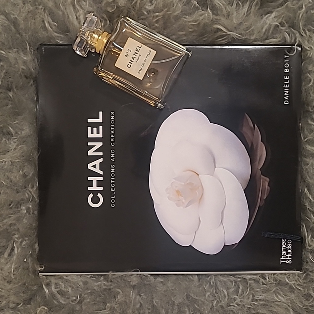 CHANEL COLLECTIONS AND CREATIONS COFFEE TABLE BOOK - Picture 9 of 9